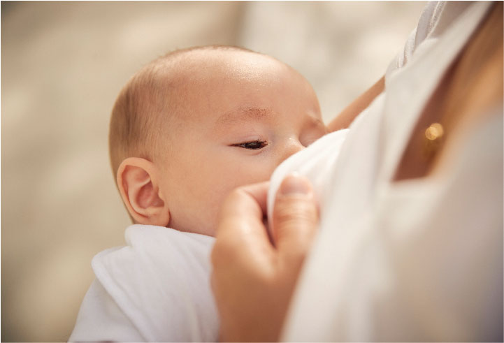 ลักษณะและกลิ่นของอุจจาระทารกนั้นแตกต่างกันไปเมื่อเด็กทานนมแม่ นมผง นมแม่และนมผง นมและอาหารเสริม, อุจจาระของทารกกินนมแม่ โดยส่วนใหญ่จะมีลักษณะสีเหลืองทอง และอาจจะมีสีเหลืองปนเขียว น้ำตาลปนเขียวตามสารอาหารที่แม่ได้ทานในช่วงนั้นๆ