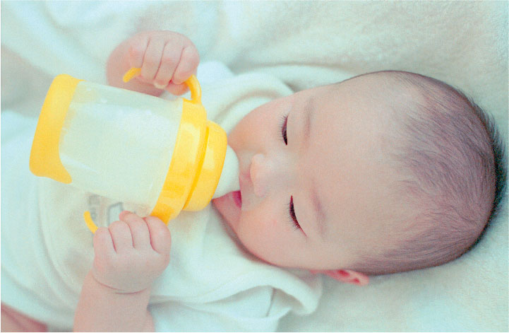 ลักษณะและกลิ่นของอุจจาระทารกนั้นแตกต่างกันไปเมื่อเด็กทานนมแม่ นมผง นมแม่และนมผง นมและอาหารเสริม, อุจจาระของทารกกินนมแม่ โดยส่วนใหญ่จะมีลักษณะสีเหลืองทอง และอาจจะมีสีเหลืองปนเขียว น้ำตาลปนเขียวตามสารอาหารที่แม่ได้ทานในช่วงนั้นๆ