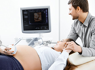 แพทย์ทำอัลตราซาวด์แม่ที่ตั้งครรภ์