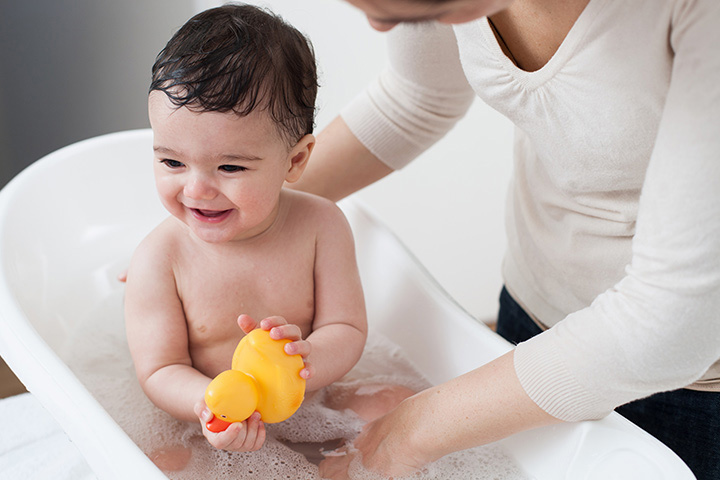 ทารกกำลังอาบน้ำกับเป็ดยาง